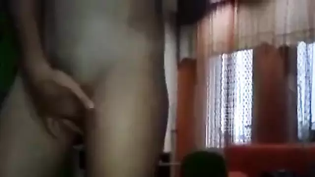 دختر ترک کسشو لمس می کنه و رو کیر یه پسر دیگه می شینه.