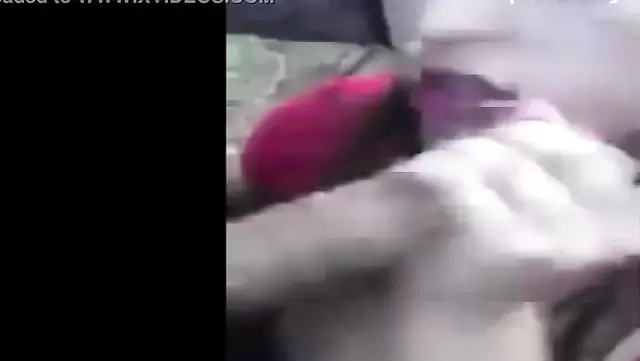 Une bombe turque suce un mec en plein air au Caire.