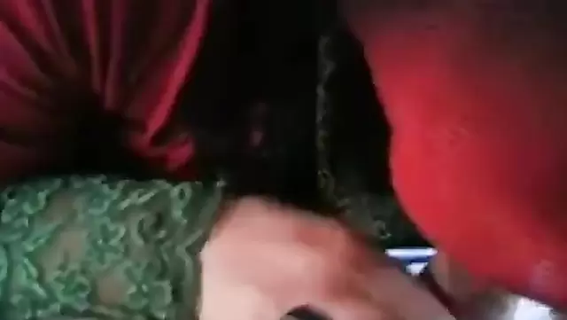 טורקי חרמן דוחף את הזין שלו לפה של החברה שלו
