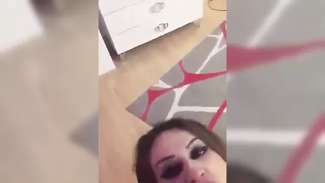 یه زن قبل از کار کیر همکار ترکش رو می مکه.