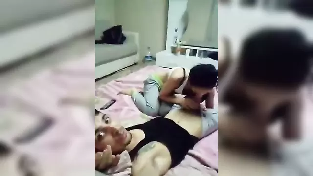 یه پسر جوون ترک جلوی گوشی دوست دخترش از سکس دهانی فیلم می گیره.